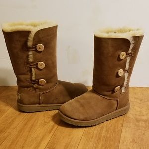 BAILEY BUTTON TRIPLET BOOT